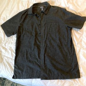 Men’s Van Heusen “never tuck” gray short sleeve shirt.